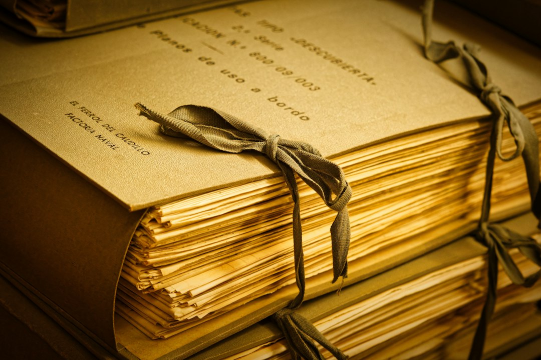 Documenti storici ordinati e legati in un archivio