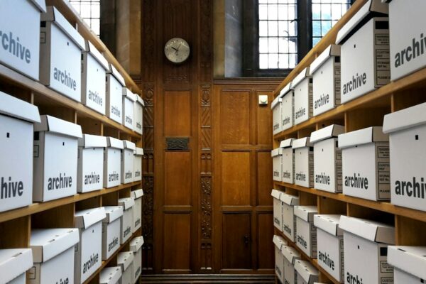 Scaffali con scatole d'archivio per un progetto di digitalizzazione