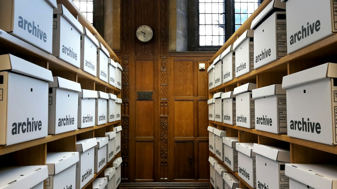 Scaffali con scatole d'archivio per un progetto di digitalizzazione
