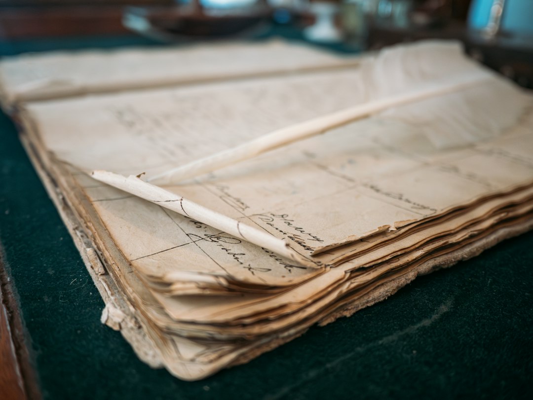 Registro storico manoscritto aperto per la preparazione alla digitalizzazione
