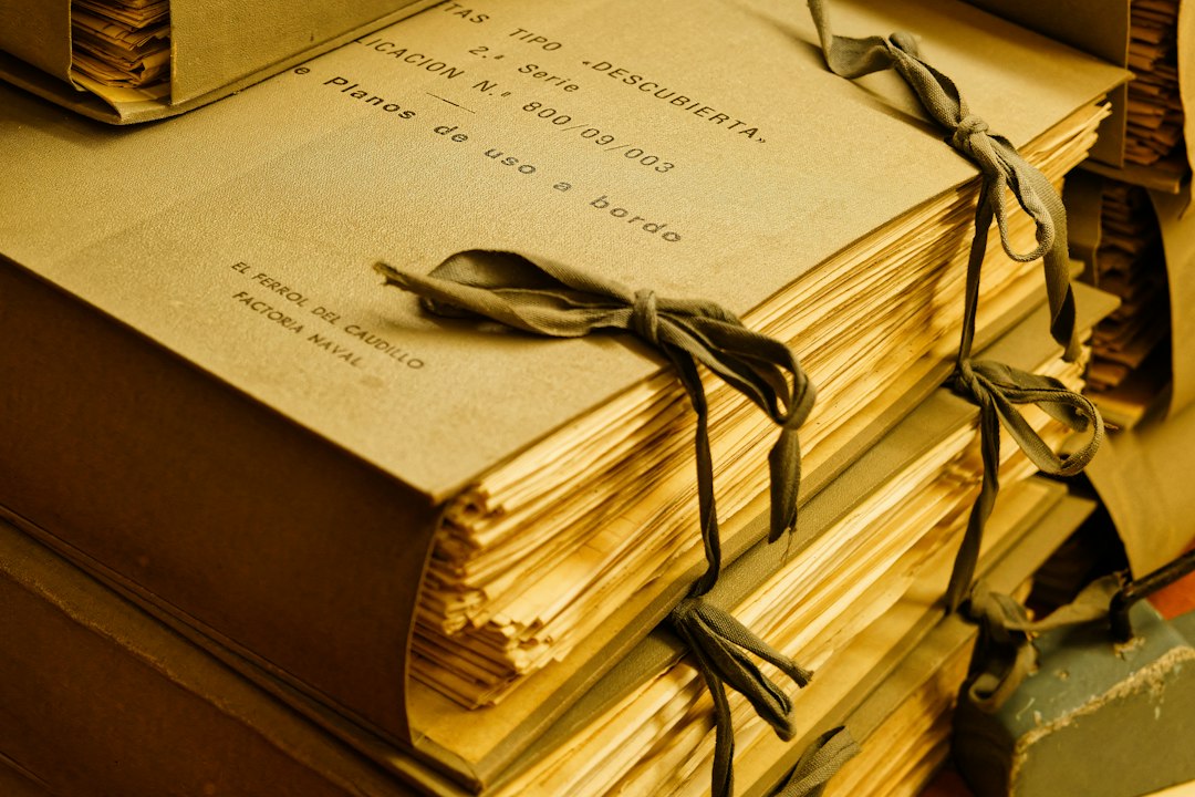 Volumi e documenti rilegati conservati in un archivio storico